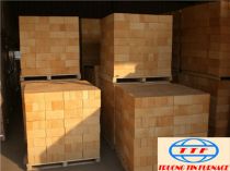 Refractory brick